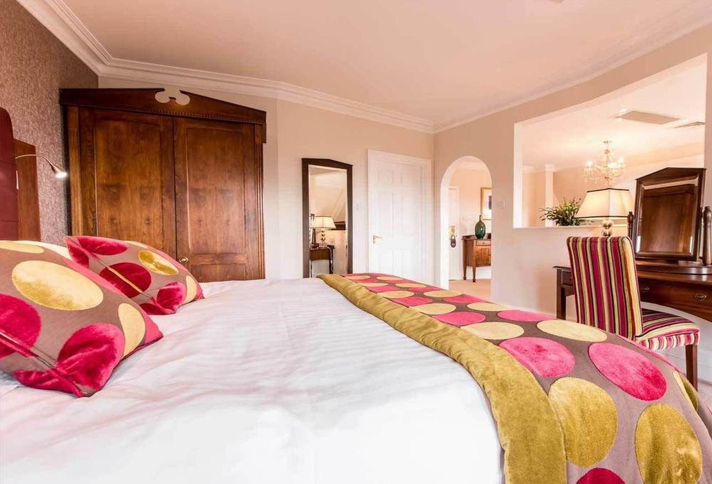 The Culloden Estate And Spa Holywood  Luaran gambar A bedroom at the hotel