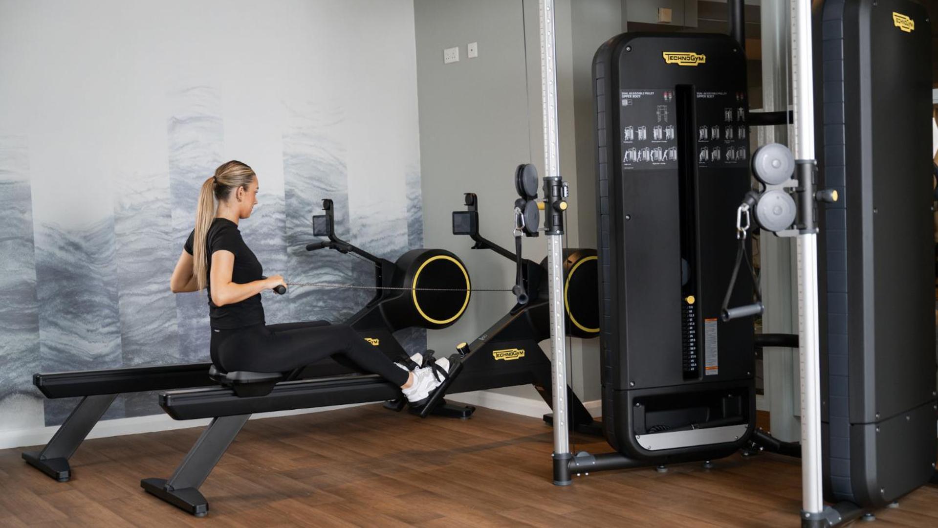 The Culloden Estate And Spa Holywood  Luaran gambar A woman using a rowing machine