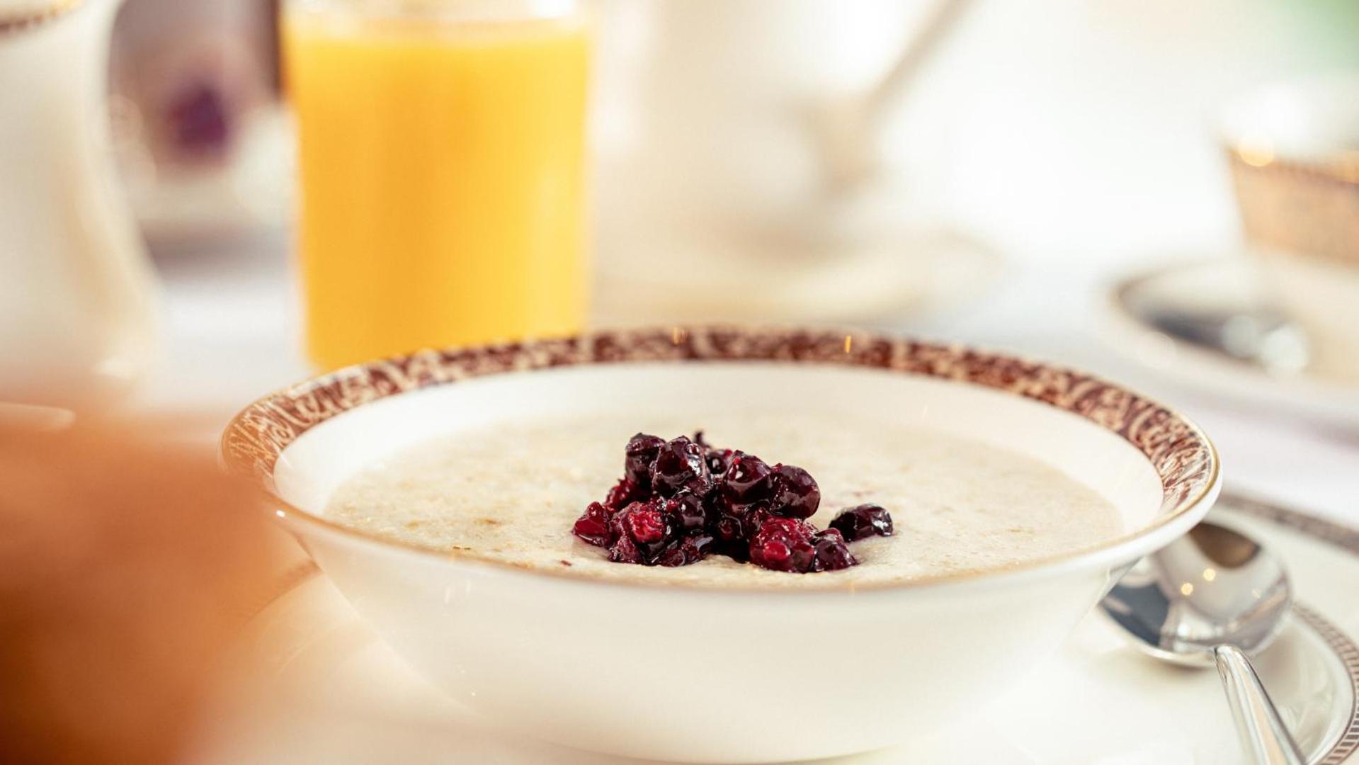 The Culloden Estate And Spa Holywood  Luaran gambar Oatmeal with dried blueberries